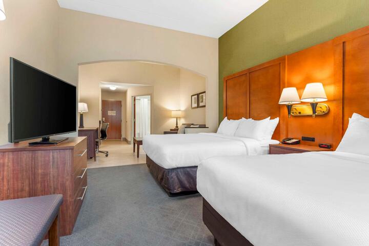 2 Queen Beds (7 of 8)
