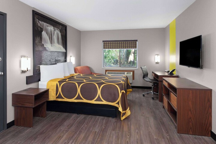 1 Queen Bed (13 of 17)