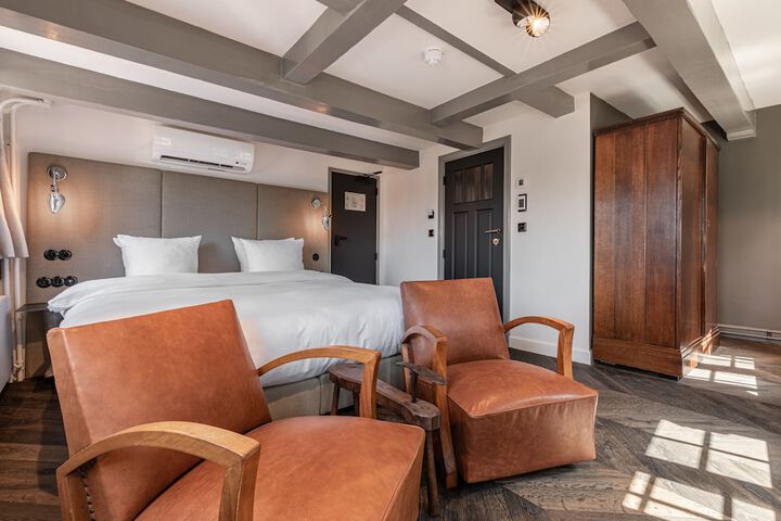 Room 9 of 103