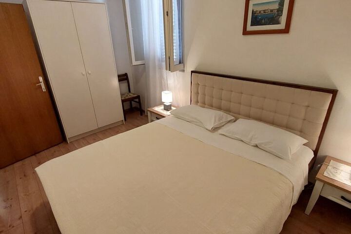 Room 5 of 42