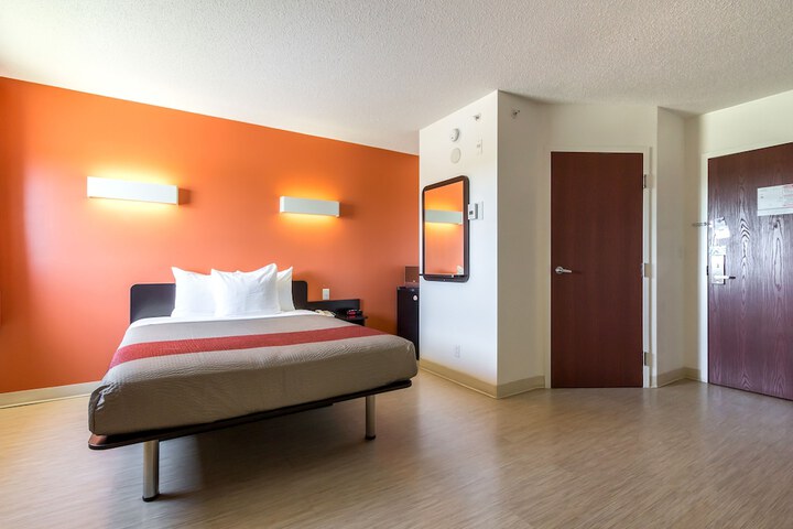 1 Queen Bed (28 of 48)