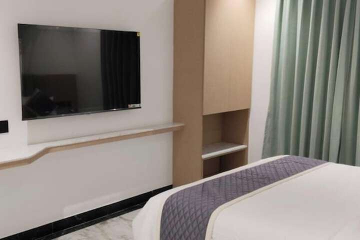 Room 9 of 23
