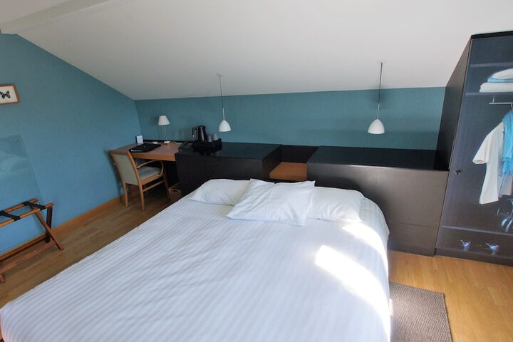 Room 76 of 103
