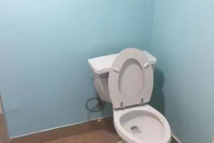 Room 6 of 8