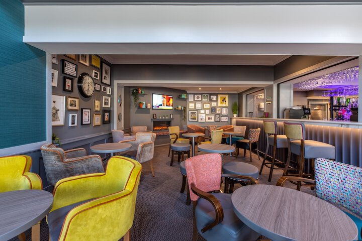 Lounge 55 of 83