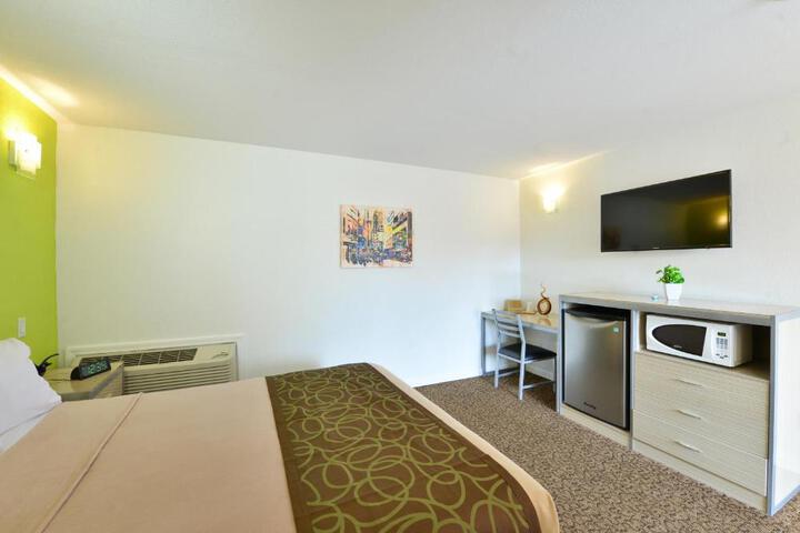 1 Queen Bed (1 of 15)
