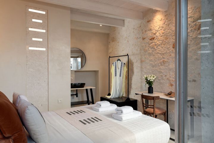 Room 27 of 62