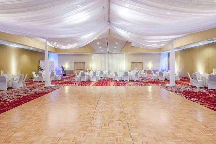 Ballroom/Hall 12 of 16
