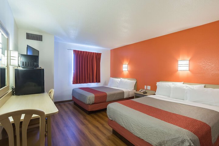1 Queen Bed (6 of 19)