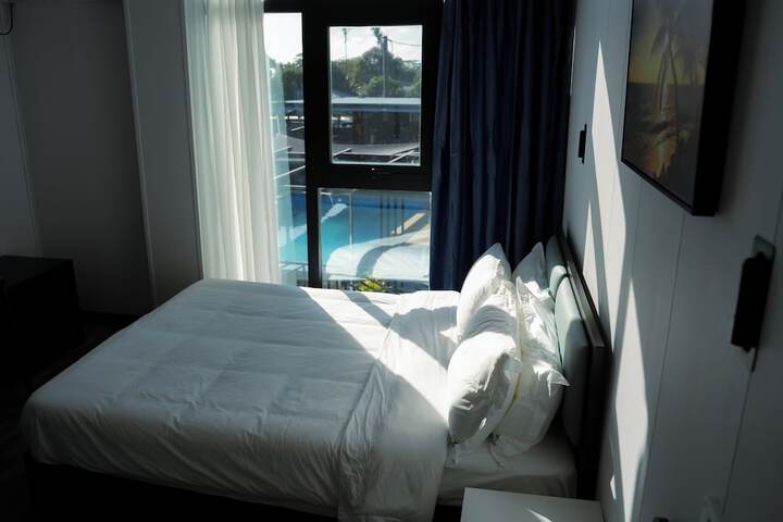 Room 9 of 18