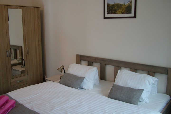 Room 2 of 83