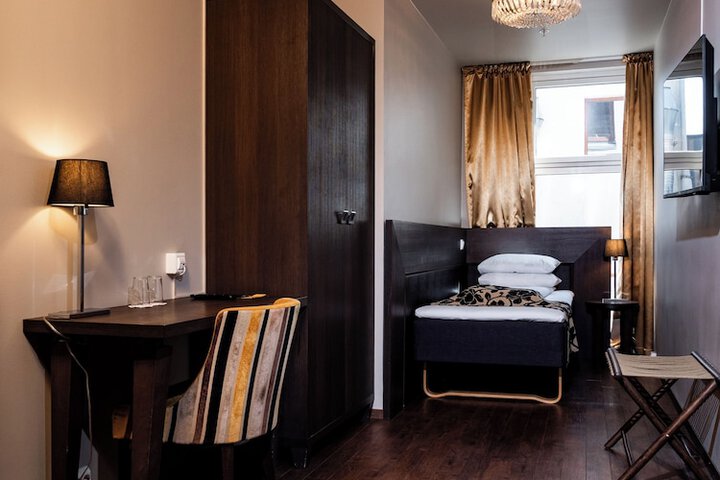 Room 10 of 27