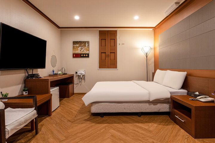 Room 18 of 48