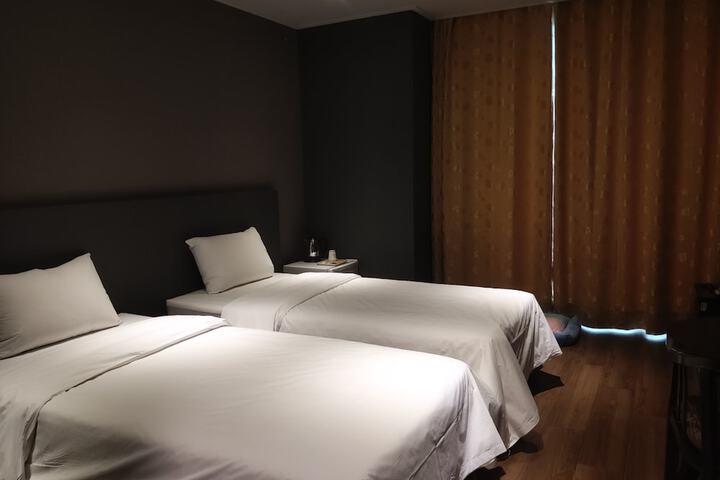 Room 28 of 51