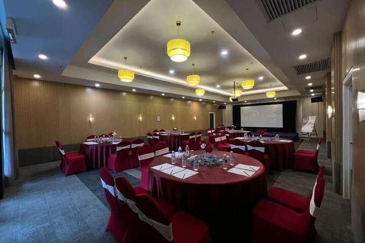 Ballroom/Hall 22 of 30