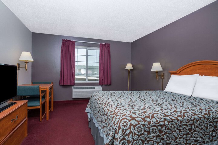 1 Queen Bed (11 of 13)