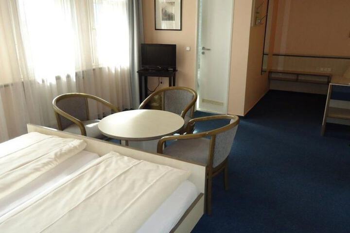 Room 6 of 103