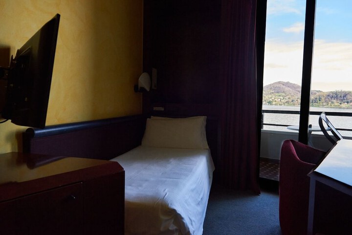 Room 13 of 38