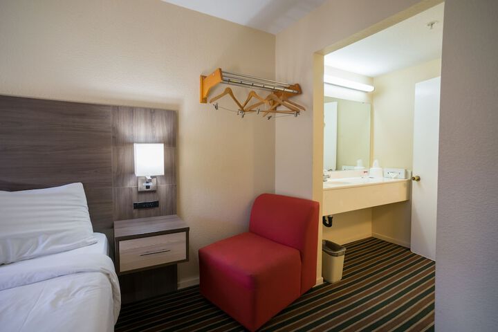 1 Queen Bed (6 of 8)