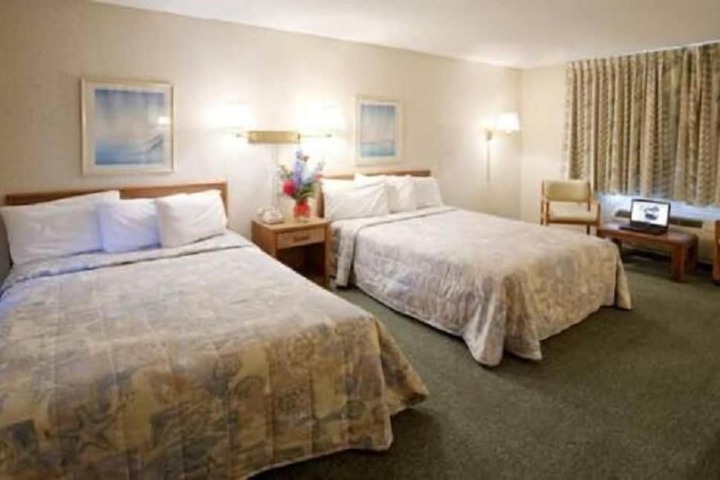 1 Queen Bed (6 of 20)