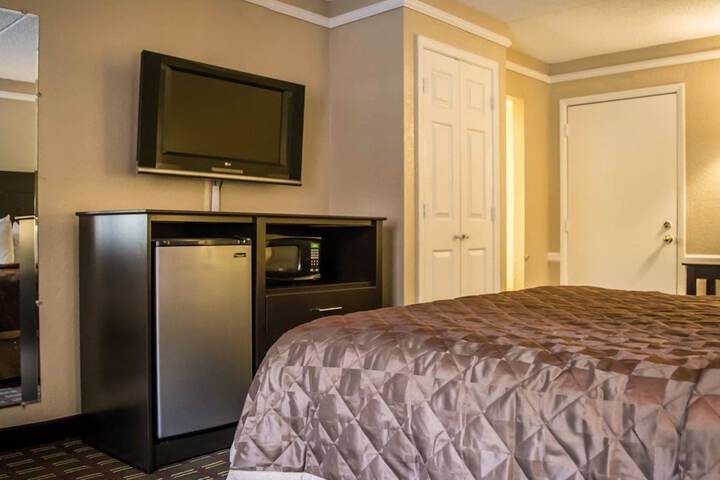 1 King Bed (1 of 19)