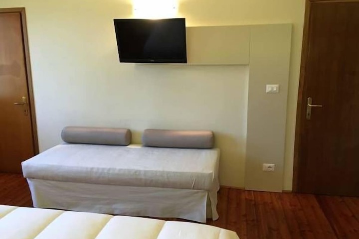 Room 8 of 37