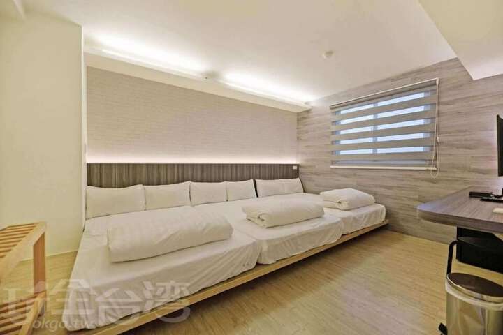 Room 10 of 19