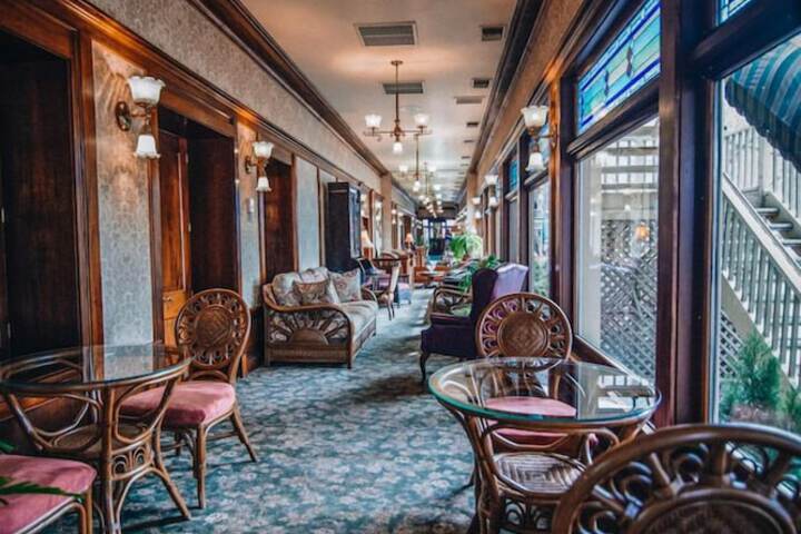Lobby lounge