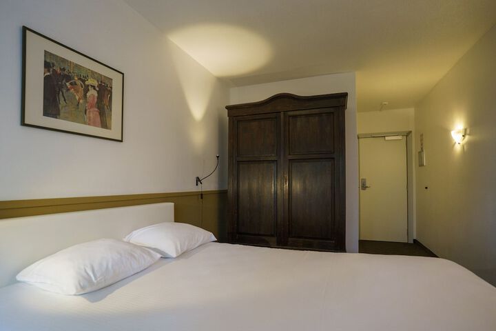 Room 4 of 43