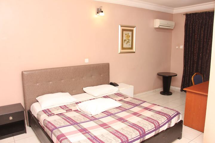 Room 5 of 9