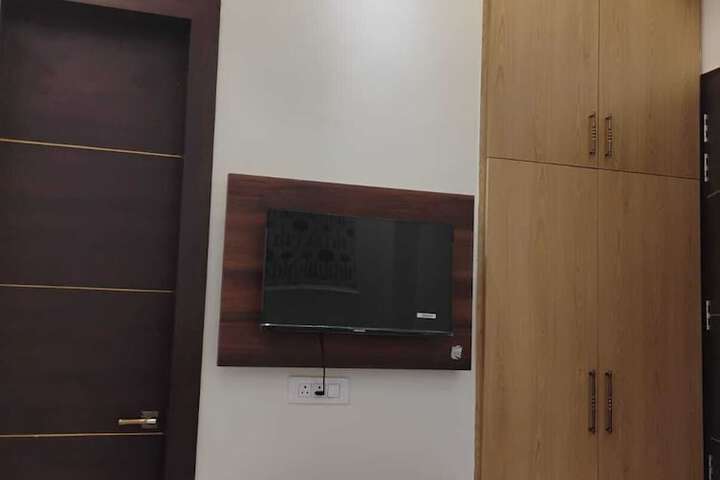Room 5 of 17