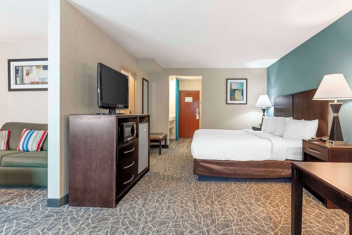 1 King Bed Microwave, Refrigerator Work Desk WiFi Full Breakfast (7 of 21)