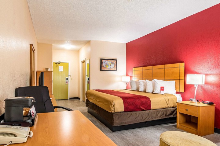1 King Bed (4 of 5)