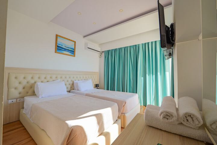 Room 33 of 119