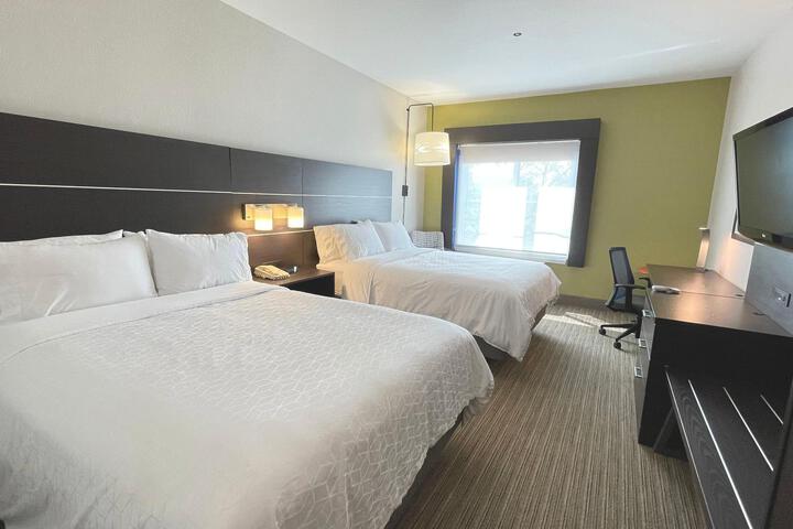 2 Queen Beds (9 of 13)