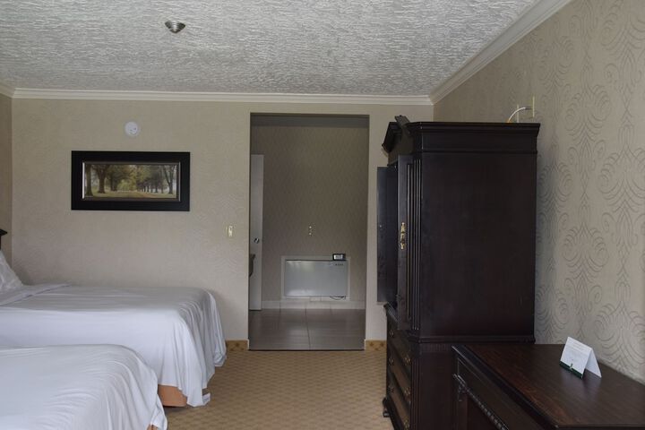 Room 6 of 12