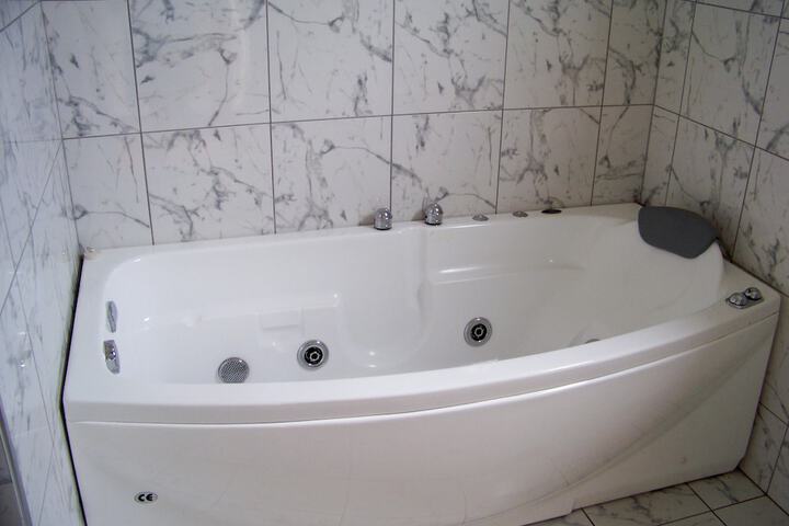 Jetted tub