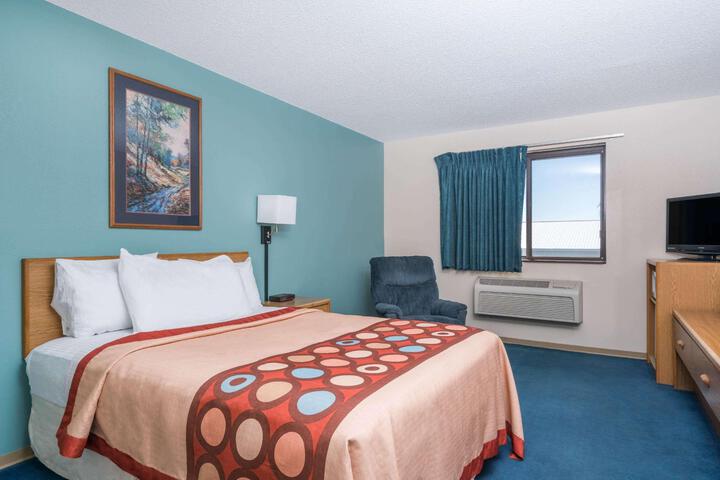 1 Queen Bed (3 of 26)