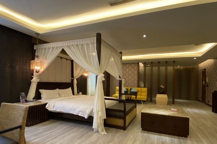 Room 28 of 80