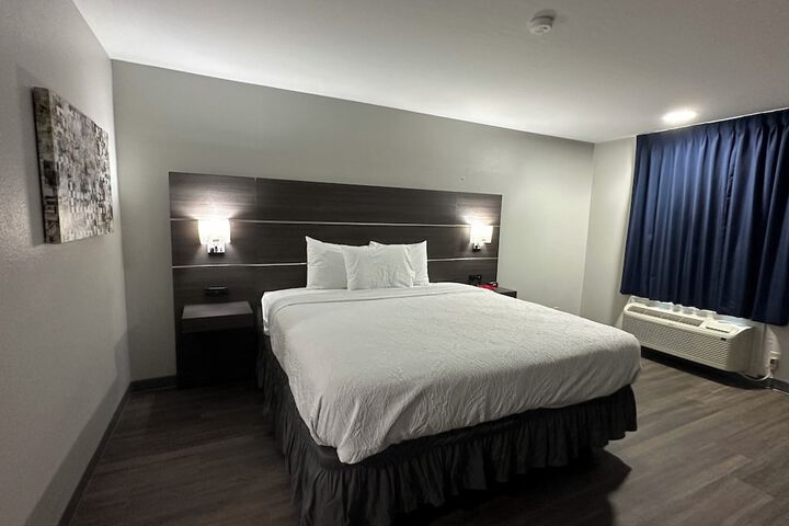 1 King Bed (2 of 8)