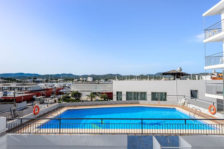 Hotel Pool