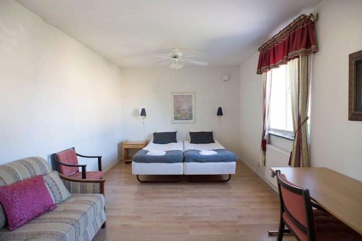 Room 3 of 40