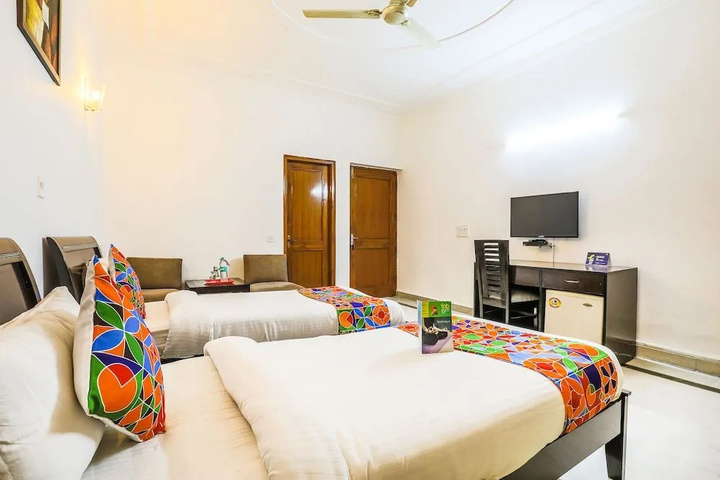 Room 4 of 9