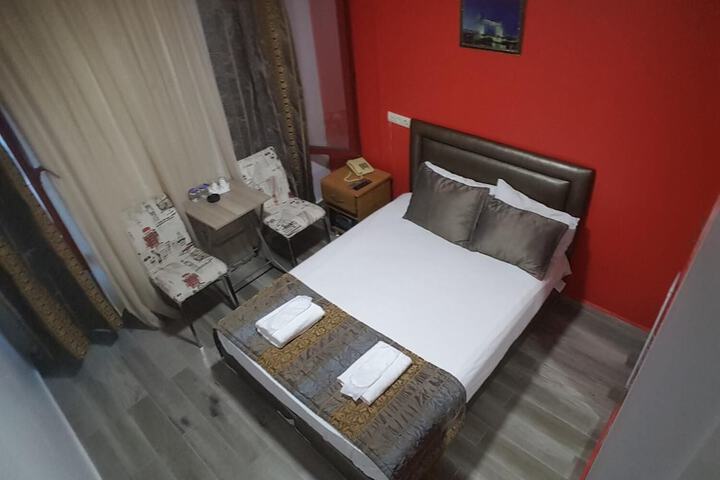 Room 10 of 32