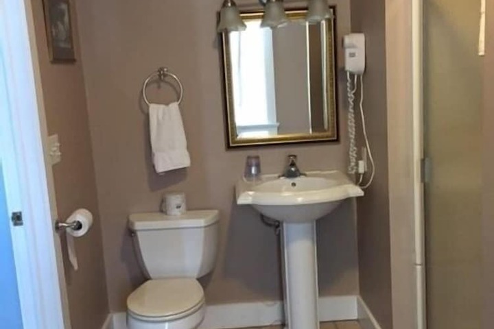 Basic Queen Bed (3 of 6)