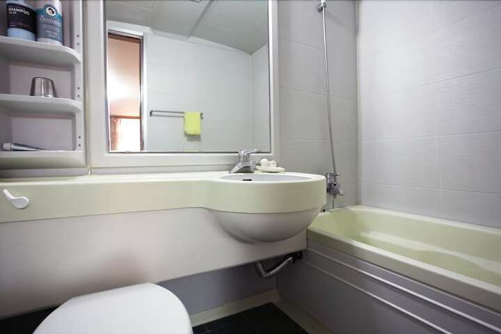 Room 13 of 26