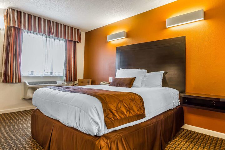 1 Queen Bed (1 of 14)