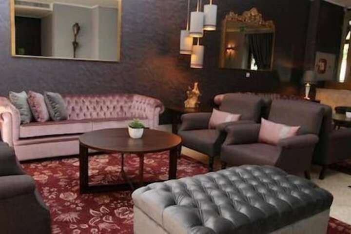 Lounge 26 of 57