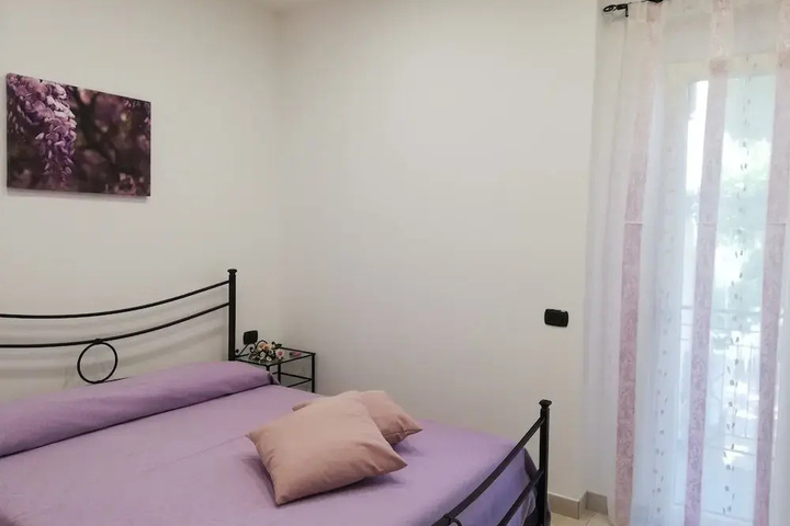 Room 5 of 12