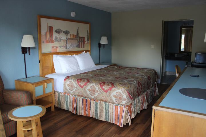 Economy King Bed (5 of 10)